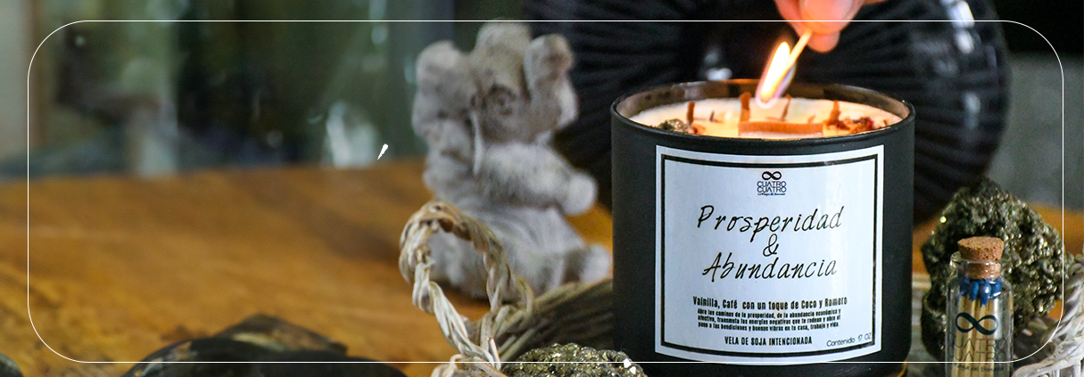 Vela artesanal de abundancia encendida junto a canela, coco y cuarzo. Ritual energético para atraer prosperidad.